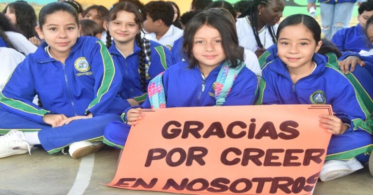 Noticias Medellín: Más de 200 mil estudiantes comenzaron el año escolar