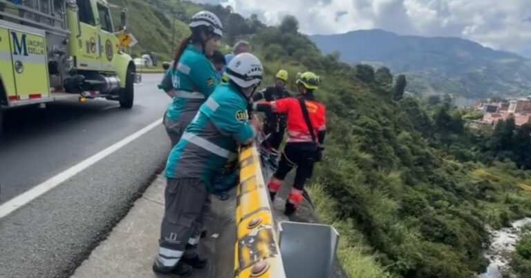 Noticias Medellín: Mujer cayó a un abismo en Medellín y es atendida