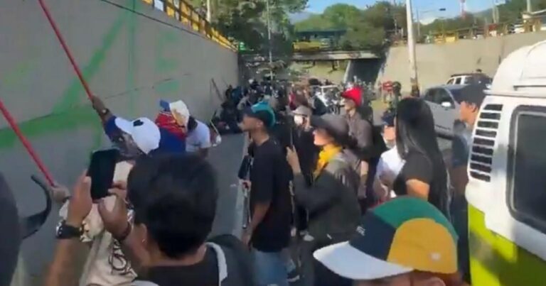 Noticias Medellín: Pintan otro mural en Medellín sobre La Escombrera